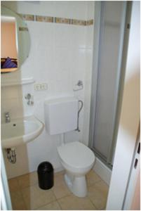 黑尔戈兰岛北光公寓的浴室配有白色卫生间和盥洗盆。