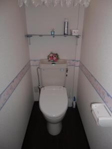 金泽Kanazawa Share House GAOoo的一个小浴室,里面装有白色的马桶,上面有鲜花