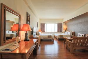 马公元泰大饭店的酒店客房设有大镜子和一间卧室