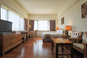 马公元泰大饭店的大型酒店客房设有床和电视。