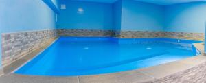 比奥格勒·纳·莫鲁Apartmani Dina的蓝色海水大型游泳池