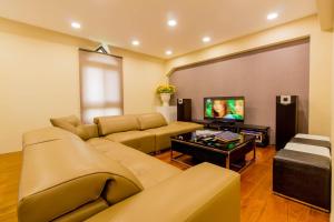 宜兰市赫里翁民宿的带沙发和平面电视的客厅