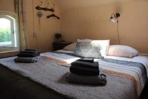 OosterhoutB&B Buitenwaard的一间卧室,床上有一堆毛巾