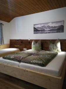 施利特尔斯Altböckhof的一间卧室配有一张大床和木制床头板