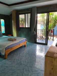 格兰岛Poopreaw Koh Larn的一间卧室配有一张床,享有庭院的景色