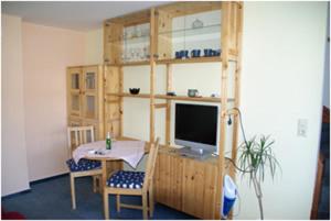 黑尔戈兰岛北光公寓的客房设有书桌、电视和桌子