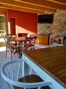 莫尔吉斯Vilamaroto的餐厅配有木桌和椅子