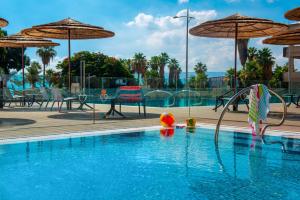 提比里亚太巴列莱昂纳多酒店的一个带椅子和遮阳伞的游泳池