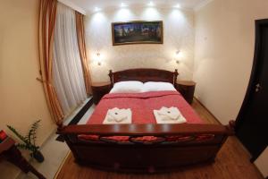 SmilnoAlnus Penzion的一间卧室配有带两个猫枕头的床