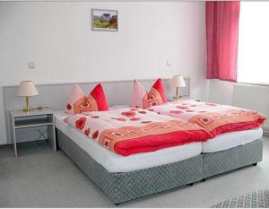 布兰肯海恩布兰肯海恩公园酒店的一间卧室配有一张带红色枕头的大床