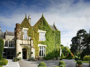 邓多克Ballymascanlon Hotel and Golf Resort的常春藤带顶棚的房屋,有车道