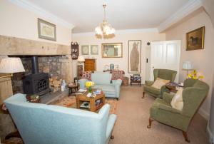 赫克瑟姆Errington House的客厅配有椅子和壁炉