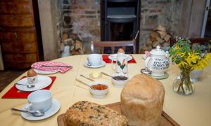 赫克瑟姆Errington House的桌子,上面有面包,杯子和碗
