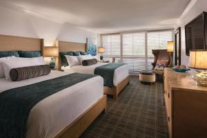 皮斯莫比奇克里夫斯酒店及Spa的酒店客房设有两张床和休息区。