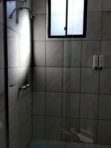 图皮萨El Grano De Oro Hotel的带淋浴的浴室和窗户