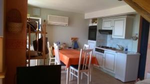 韦尔东的圣克鲁瓦les Hauts du Lac的小厨房配有桌椅