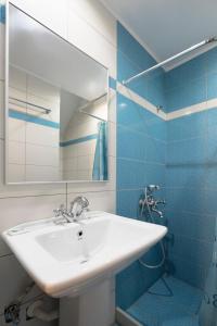 扎罗斯Zaros的浴室设有白色水槽和镜子