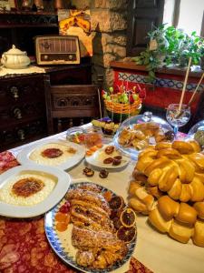 La Riera佩尼亚尔瓦酒店的一张桌子上放着许多盘子的食物