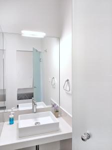 雅典Brand new budget apartment next to Iaso and Oaka的白色的浴室设有水槽和镜子