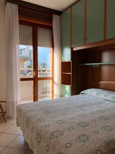 利多迪耶索罗Residence Moresco的一间卧室设有一张床,享有阳台的景色