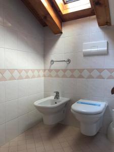 利多迪耶索罗Residence Moresco的一间带卫生间和水槽的浴室