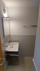图特林根Ferienwohnung Duttental的白色的浴室设有水槽和镜子