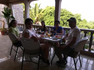 科潘玛雅遗址阶梯住宿加早餐旅馆的一群坐在门廊桌子上的人
