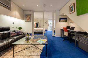 悉尼Luxe Executive Suite with breakfast and snacks in Paddington near Rushcutters Bay, Darlinghurst, St Vincents的带沙发和书桌的客厅