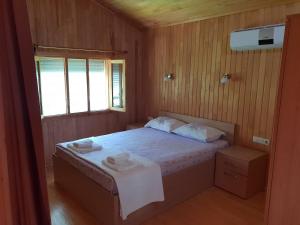 契拉勒Estelar Bungalow的一间小卧室,配有床和窗户