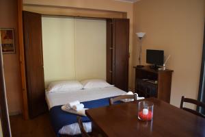 斯菲拉卡瓦洛Casa Gagà的酒店客房设有一张床和一张桌子