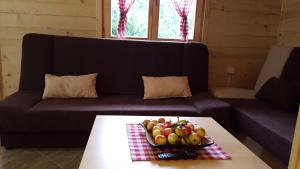 库伦瓦库夫Vacation home SAJRA的一张桌子上装有一碗水果的沙发