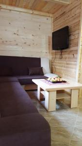 库伦瓦库夫Vacation home SAJRA的带沙发、桌子和电视的客厅