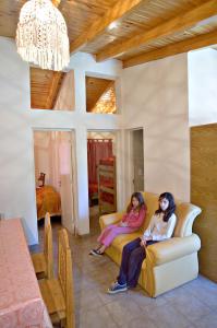 波特雷里约斯Cabañas Orión的两个女人坐在客厅的沙发上