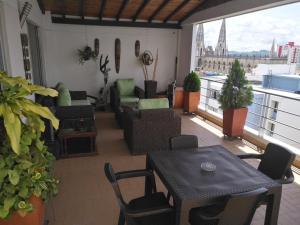 布卡拉曼加Habitar de Asis的大楼内的阳台配有桌椅