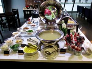 吉隆坡吉隆坡雅诗阁中心酒店的一张带镜子的桌子上的自助餐