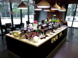 吉隆坡吉隆坡雅诗阁中心酒店的餐厅的自助餐,包括餐桌上的食品
