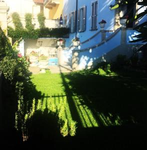 多马索Villa Annamaria B&B的院子草地上的房子的影子