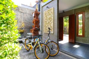 勒吉安Gempita House Bali的两辆自行车停在房子前面