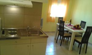 德拉格Apartments Mara的厨房配有水槽和桌椅