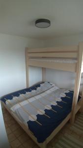 莱米尔plattedijk 25-47的配有蓝色床垫的客房内的双层床
