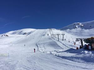 塞斯特雷庞克塔酒店的一群人沿着雪覆盖的滑雪场滑雪