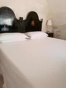 希克利Ed.Ma的一张大床,配有黑色床头板和白色枕头