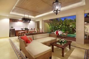 乌布卡玛加亚别墅的客厅配有沙发和桌子