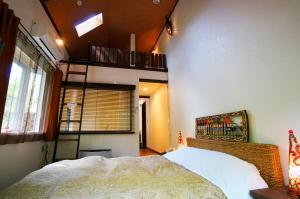 嬬恋村埃斯蒂万特俱乐部旅馆的卧室配有一张床