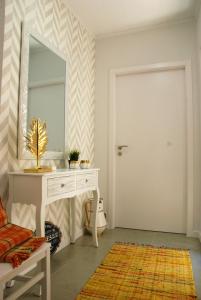塞尔唐马约尔乡村民宿的一间设有镜子和白色梳妆台的房间