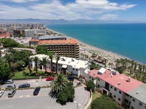 多列毛利诺斯Apartamentos La Roca Rentals的享有城市和海滩的空中景致