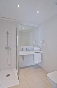休达德亚Sagitario Petit Ciutadella的带淋浴、盥洗盆和卫生间的浴室