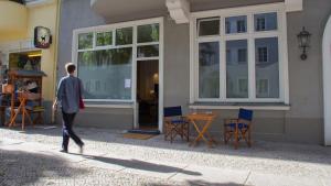 柏林柏林夏洛滕堡城市公寓的一个人在建筑物前的街道上行走
