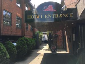 贝辛斯托克赫里博恩红狮酒店的带有酒店入口标志的酒店入口