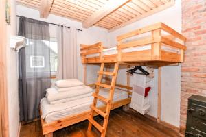 帕普Jurgi的一个小房间,设有一张双层床,配有梯子